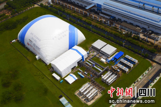 项目像一座蓝白相间的“小山”。人生就是博尊龙汽轮机 供图